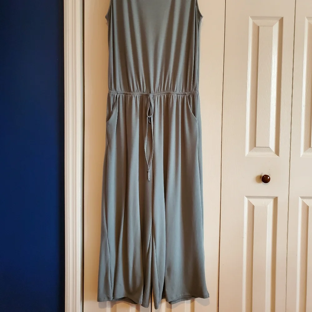 Zenana size 1X. Sleeveless, cropped leg Jumpsuit. Dusty Blue/Gray. - Picture 2 of 3